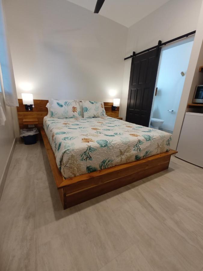 The Sea Glass Inn Placencia Экстерьер фото